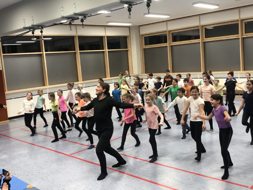 Kinder tanzen mit dem Stuttgarter Ballett