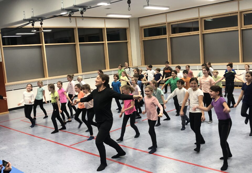 Kinder tanzen mit dem Stuttgarter Ballett